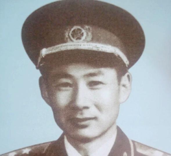1955年授衔前夕，我军一副军长按照级别应被授予少将军衔，谁知贺龙听说后顿时火冒
