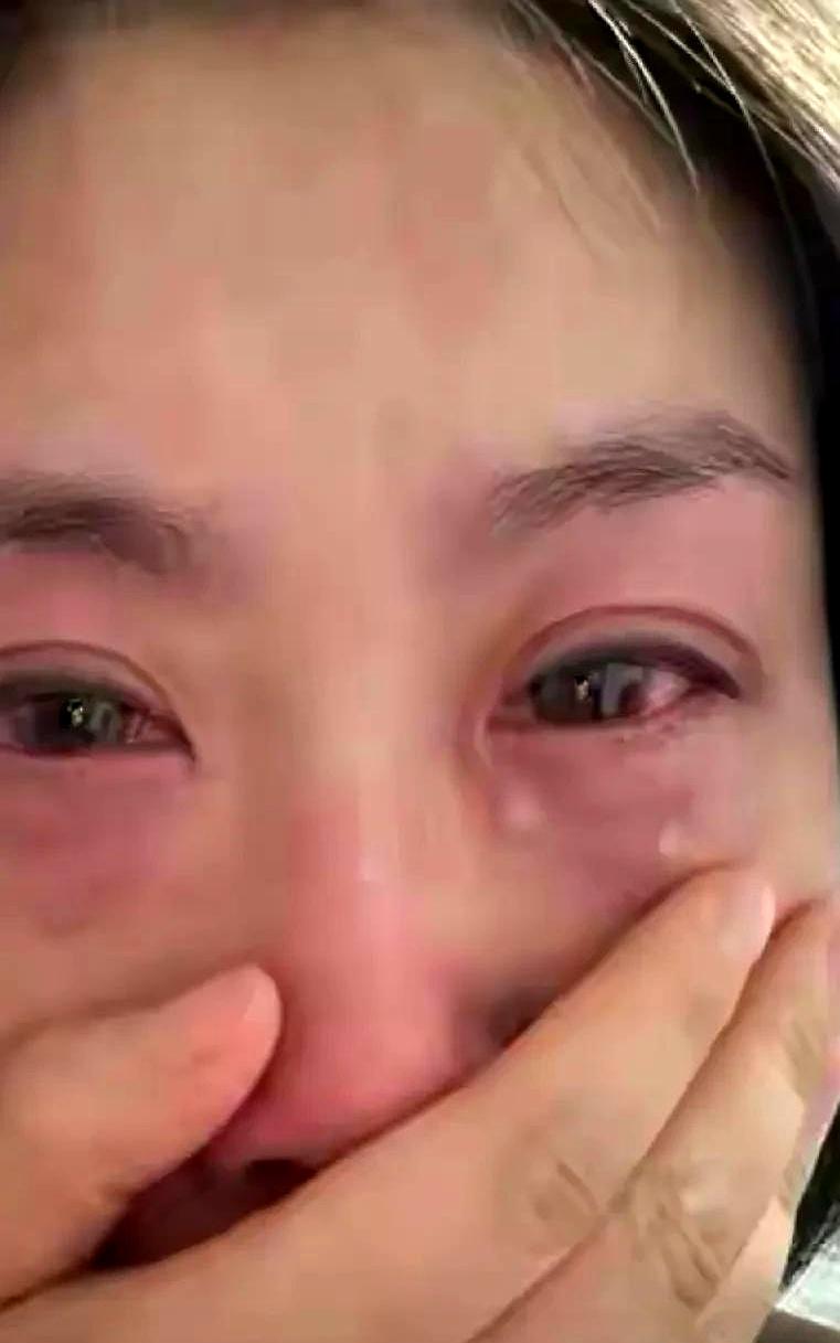 我妈住院快两个月了，我今天真是憋到在家哭到抽筋。
她脑梗后半边身子动不了，这段时