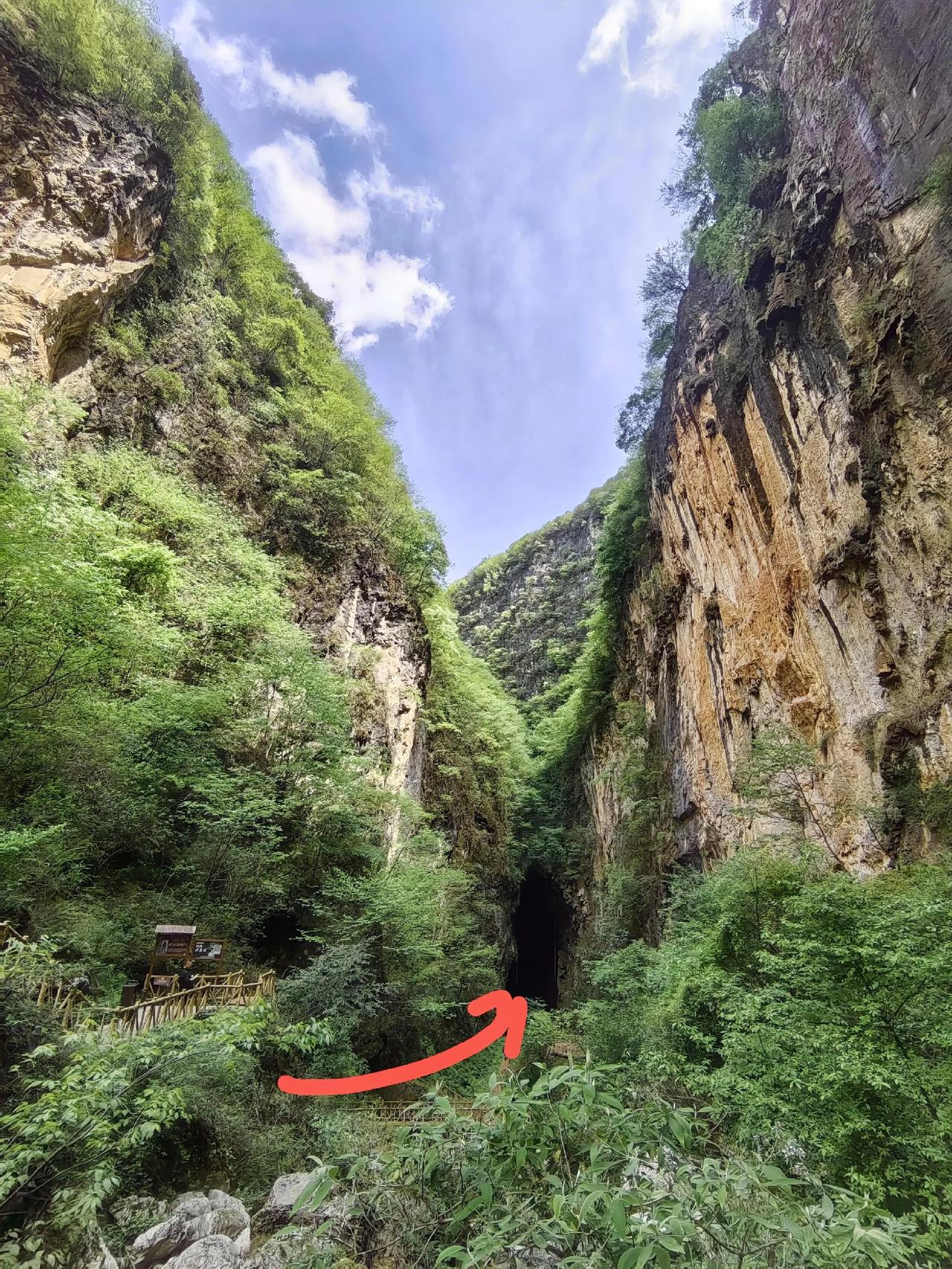 图片中红箭头所指的地方就是会泽雨碌大地缝的入口叫生命之门。寓意生命是从之里诞生的