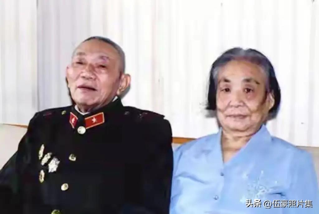晚年时期的，原广州市革委会主任黄荣海将军与夫人郑景琛在广州时的合影。新中国成立后