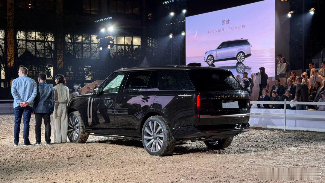 刚发布了揽胜SV马年高定版全球限量三台，灵感源于徐悲鸿大师的作品价钱在现场没公布