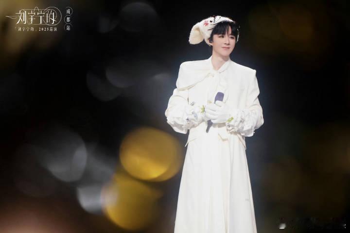 微博之夜第四波阵容来了！刘宇宁这张简笔画好像小精灵 期待刘宇宁的红毯