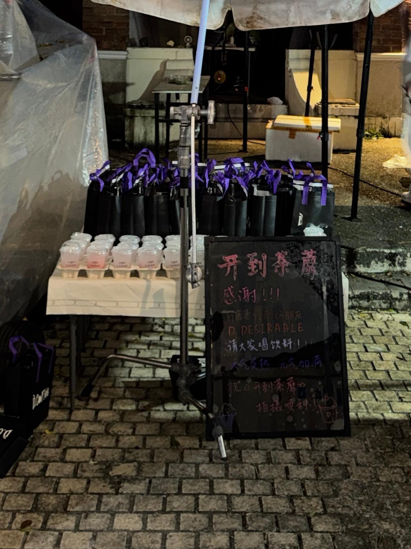又刷到白鹿好朋友们请客荼蘼剧组了。。我真服了啊啊啊啊啊太幸福了开到荼蘼[捂嘴哭]