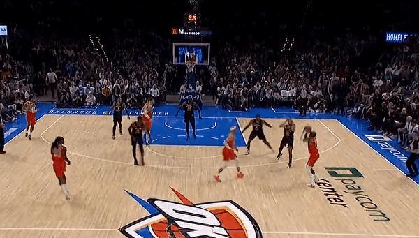 库里防守以赛亚乔投篮时犯规，录像回看后升级为一级恶意犯规。这是库里17年职业生涯