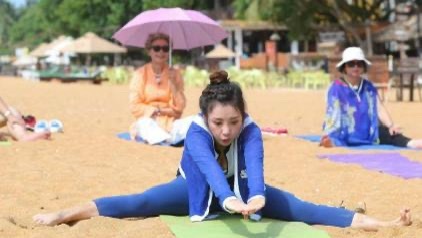 万万没想到柳岩这种微胖型的身材也能做一字马，看来她还是有舞蹈功底在的 