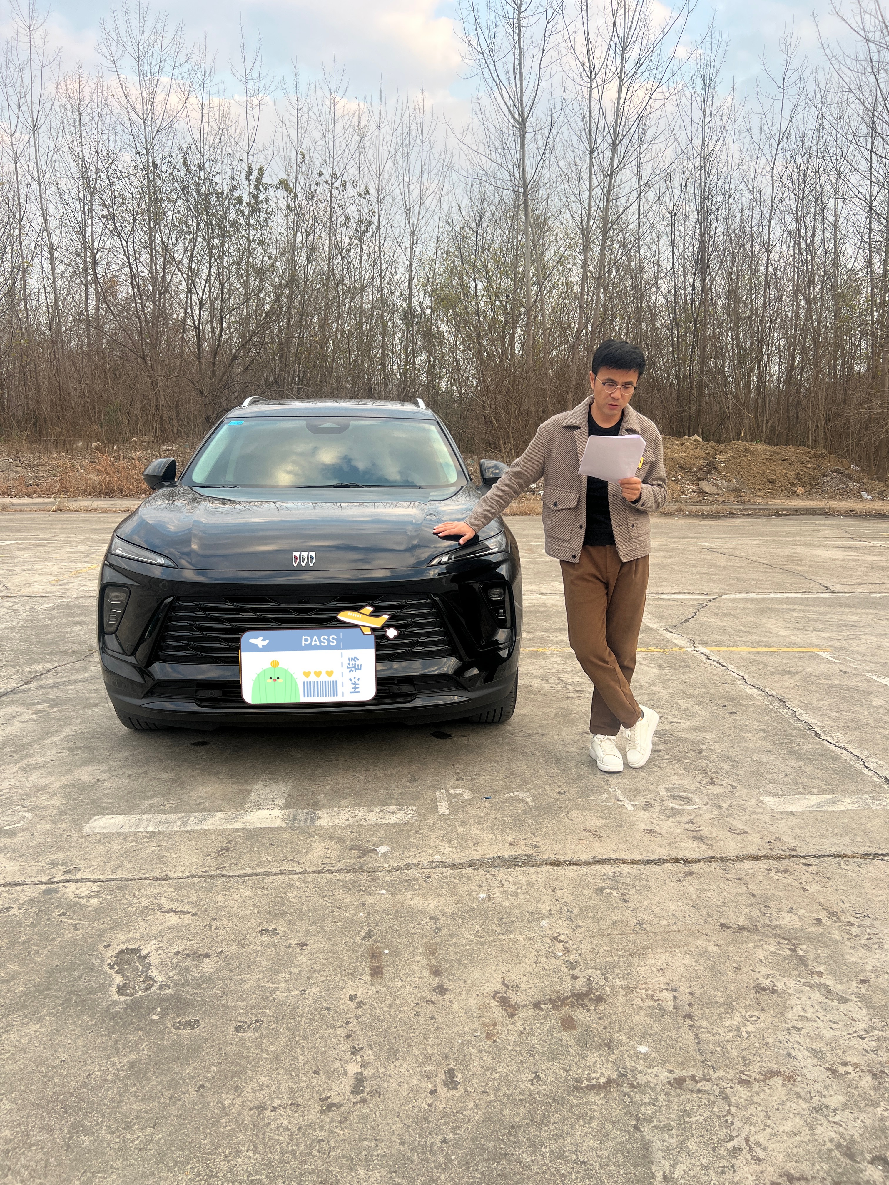 这个天气外拍，不冷不热，舒服。真没想到，昂科威Plus也是月月销量过万，研究了一