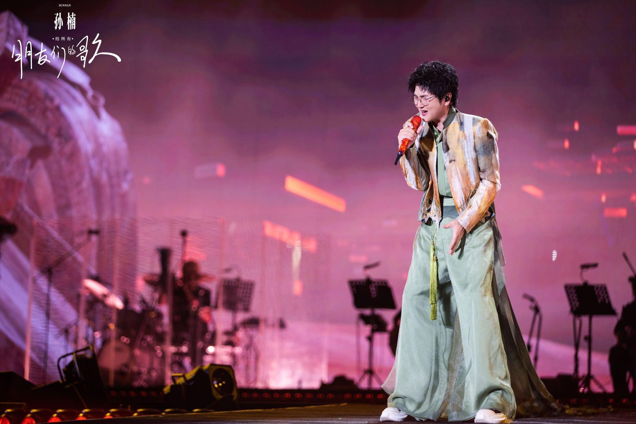 孙楠演唱会唱藏海传主题曲孙楠和《是我》就是互相成就，歌选对人也唱对歌。 ​​​