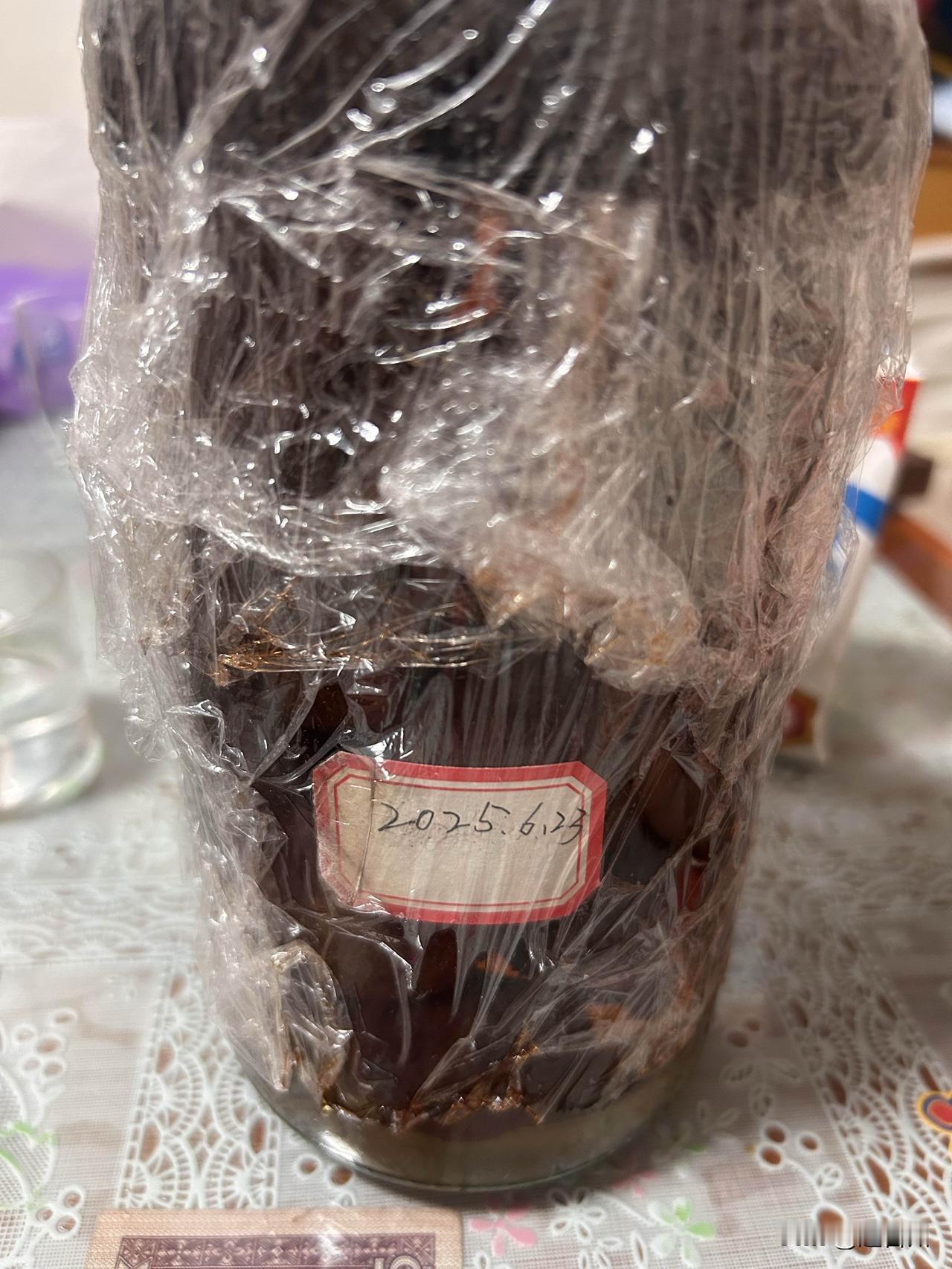 台州不少家庭每年都会泡杨梅酒，很多人问：放了整整一年的杨梅酒，还能喝吗？

如果