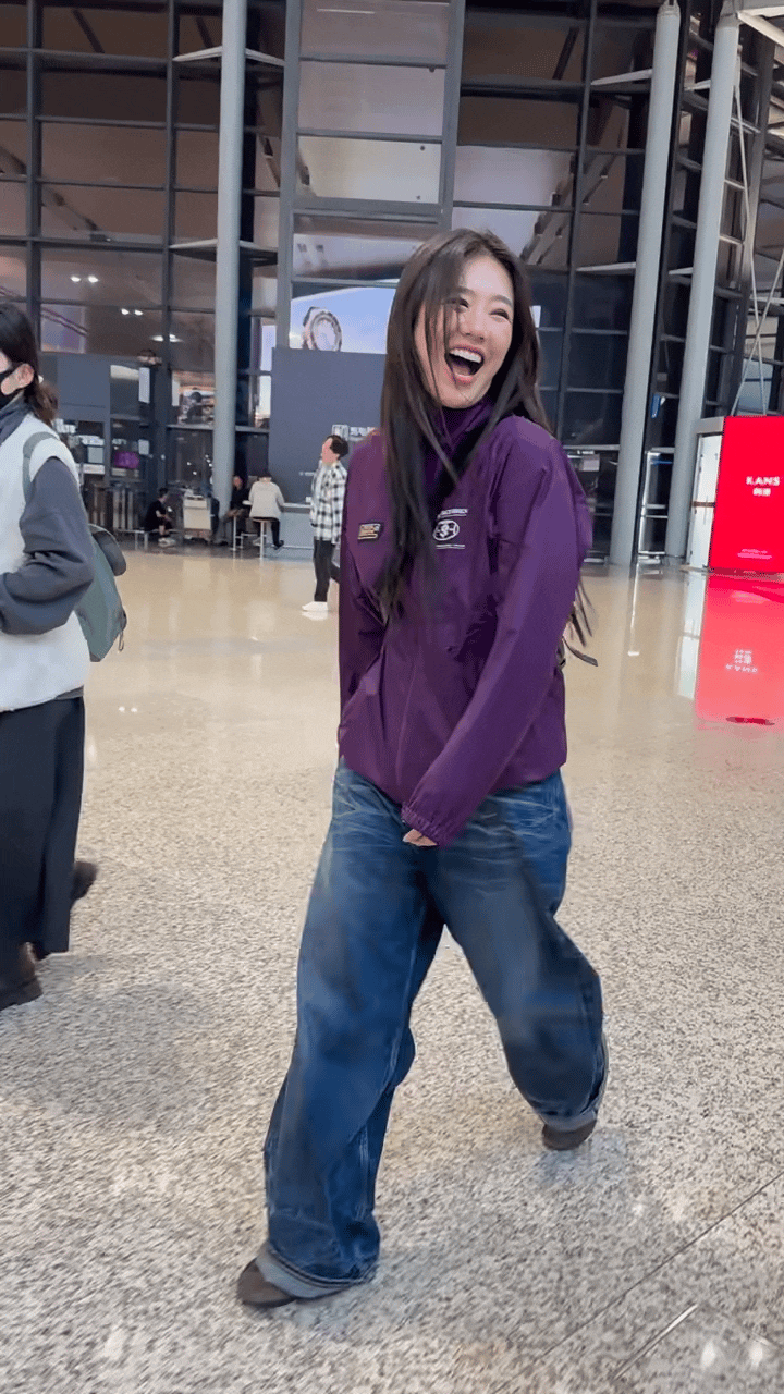 马思纯真的一点明星架子都没有，非常的接地气，跟粉丝在机场有说有笑的，好亲切啊！