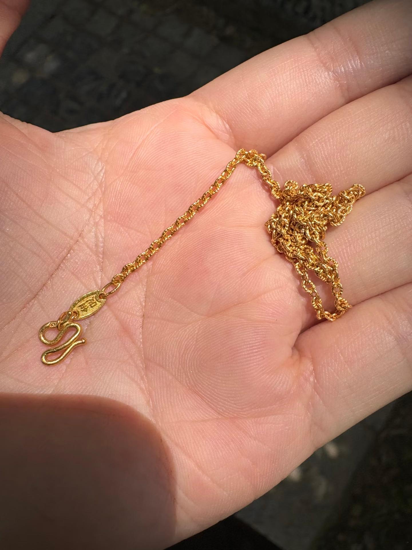 女子捡到金项链发现异常立马扔掉 捡到黄金一定要注意，不要乱丢。丢给我，我这里给大