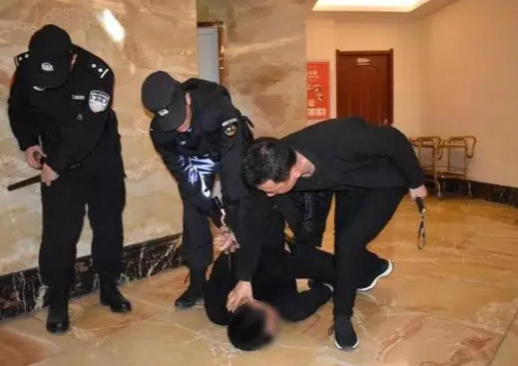 怒炸！拾荒老人无故被踹，3人被罚大快人心！背后的恶更该警惕。

自作孽，不可活，