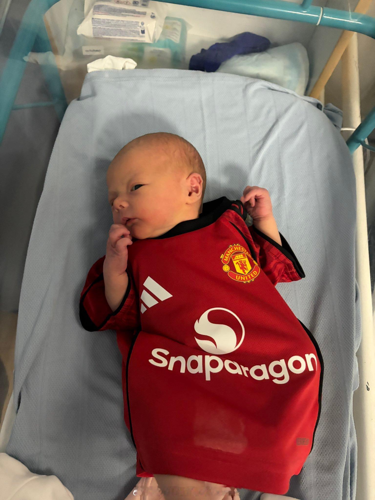 RED from birth.一位曼联球迷晒自己刚刚出生的女儿：红魔，打娘胎里带