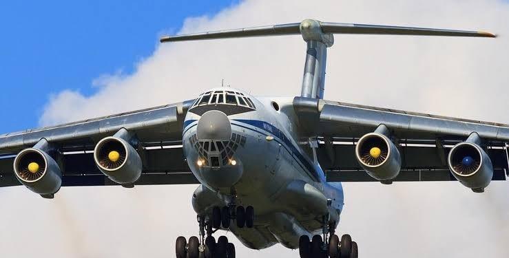 俄罗斯军用运输机继续降落并向马杜罗政权运送大量武器，包括防空装备！