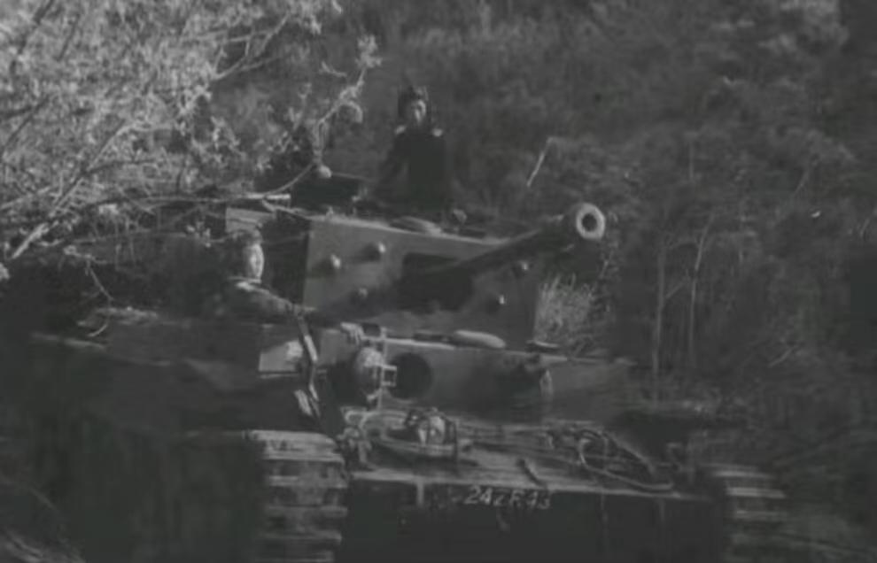 挺难得的一张照片：志愿军缴获的英制“克伦威尔”巡洋坦克，后来这辆坦克被交给了朝鲜