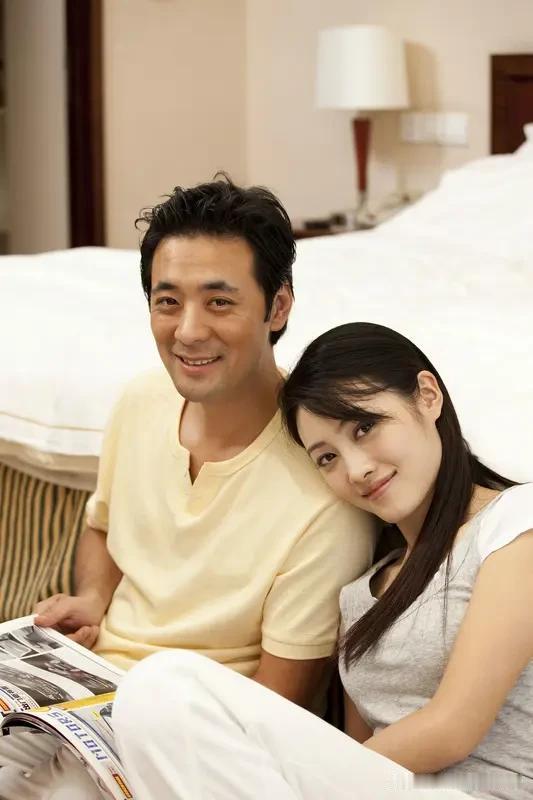 中年夫妻的生活里，身体健康是头等大事。在性生活方面，得注重氛围营造，收拾干净房间