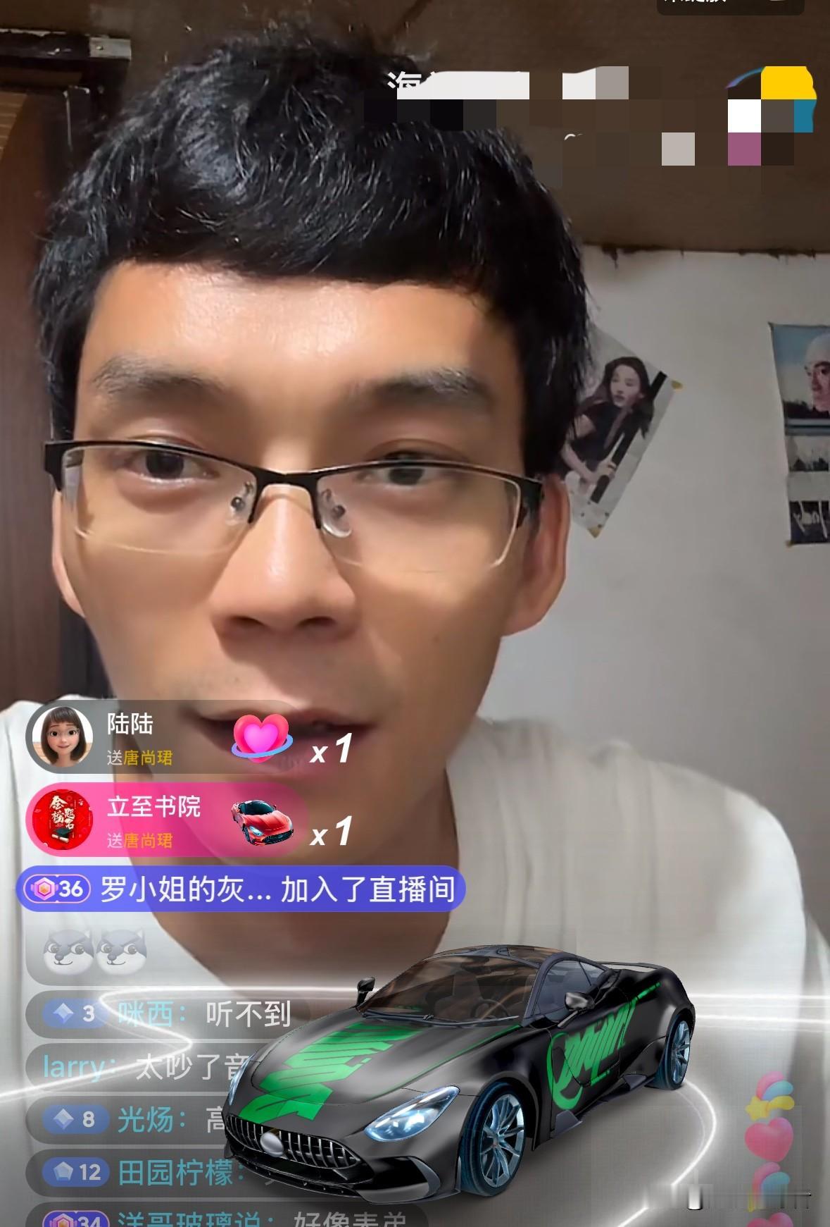 今晚，唐尚珺在老家，或许比较忙的原因吧，晚上10点多钟才开启直播。在直播间，唐尚