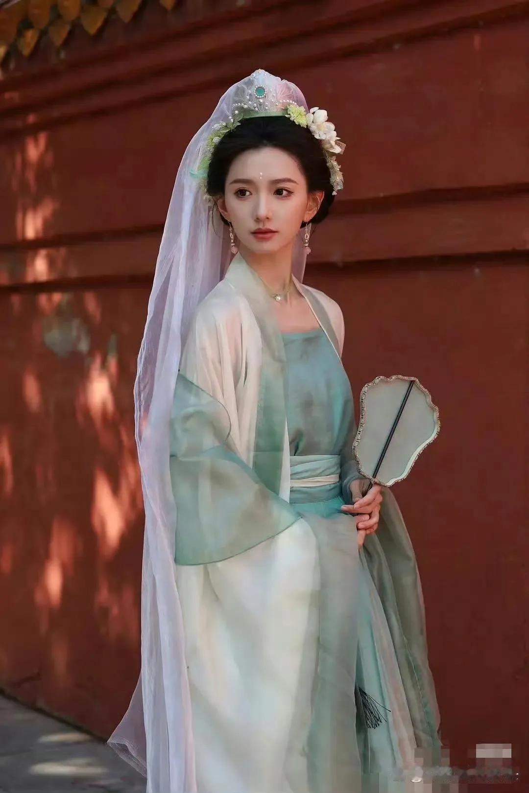 于正发掘的这位新人，28岁，如果是原生脸的话，长成这样也是真的很牛了，确实很美?