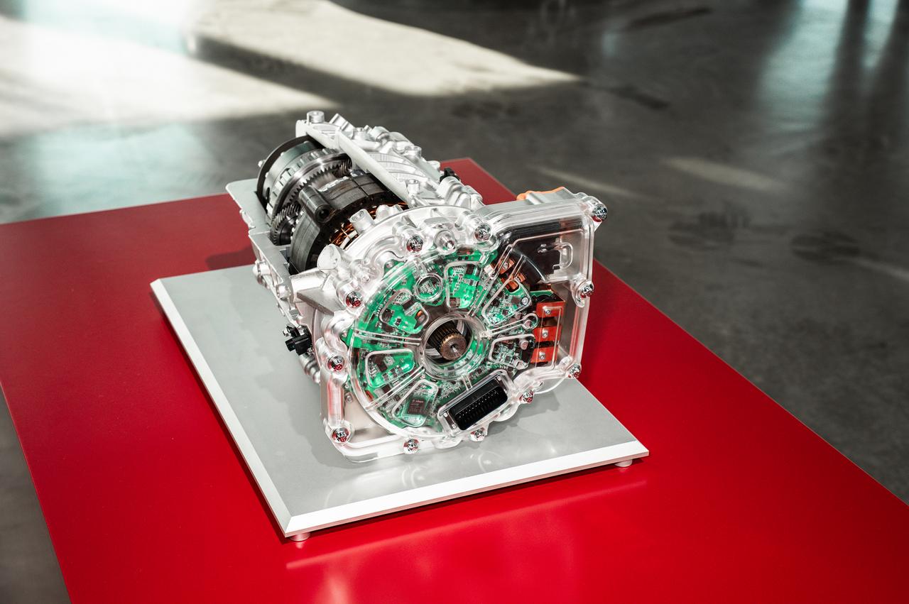 全球首个量产半固态电池，上汽MG到底在下多大的棋？
当中国车企把技术中心建到汽车