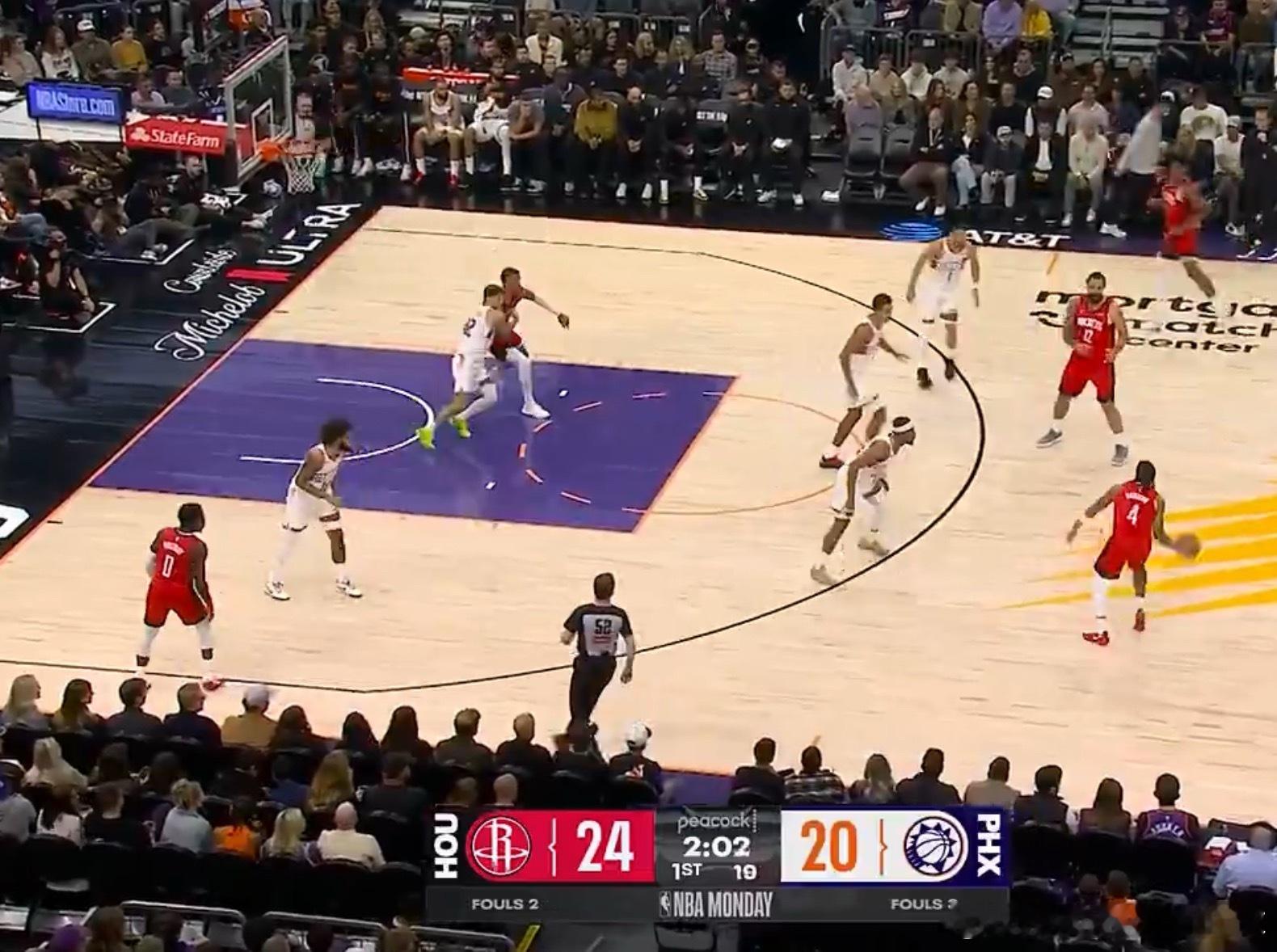 场上阵容：JD戴维森、阿门、霍乐迪、小贾、海王这个红色球衣4号让我恍惚了！！