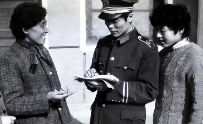 1969年宝鸡夜查，民兵摸出克格勃少尉的暖水瓶底藏着九百块连号钞票，一个代号“维