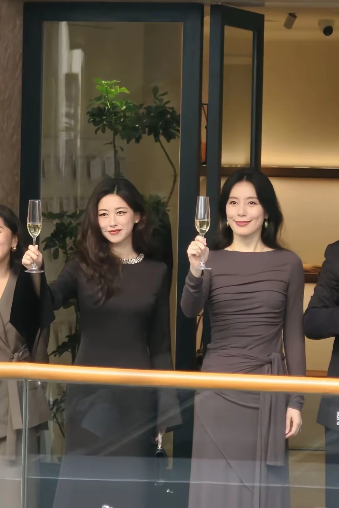美貌上朱珠胜了，气场上还是旁边这位女性更强大！ ​​​