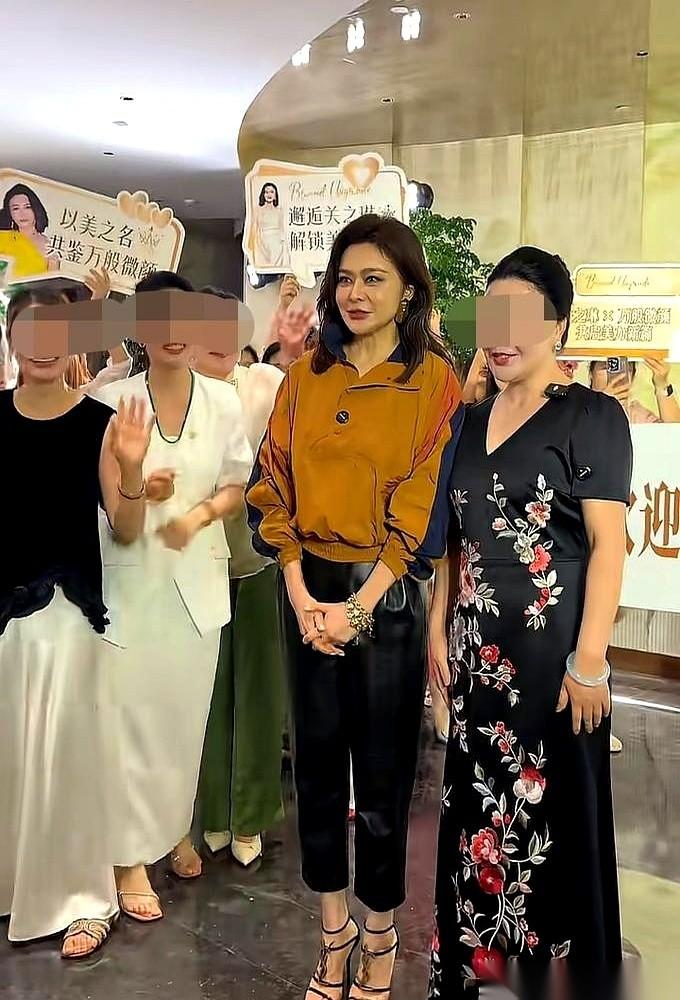 都说63岁的关之琳现身武汉，是为了养老？错了！
她根本不是去缅怀什么“十三姨”情