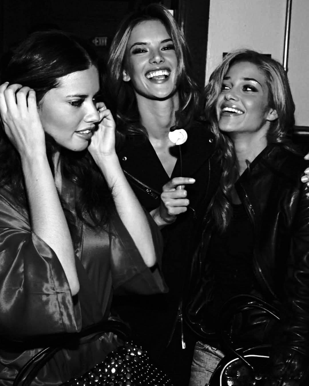 2003年的维多利亚的秘密时装秀于11月前后在纽约市举行，这标志着21世纪初时尚