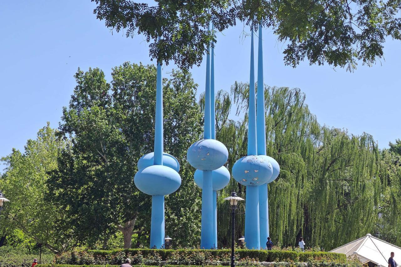 京城楼宇间的欧式园林：人定湖公园
在京城众多公园中，人定湖公园以独特的欧洲风格景