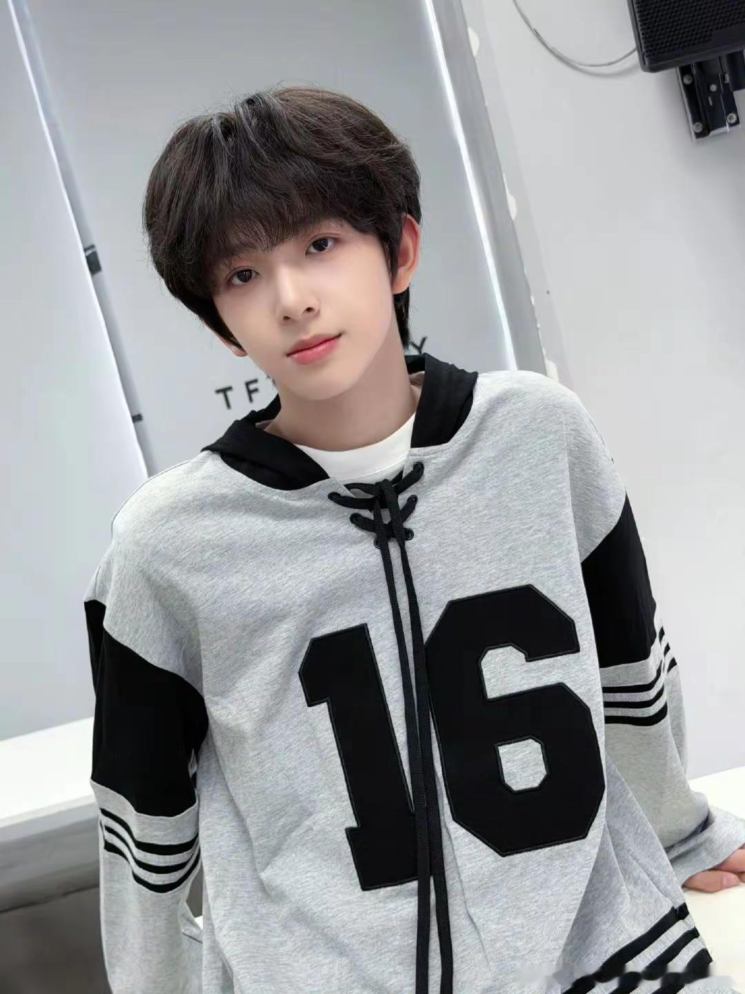 永远不会忘营业 养成系少年 练习生ootd 陈浚铭四代唯一纯血门面 陈浚铭