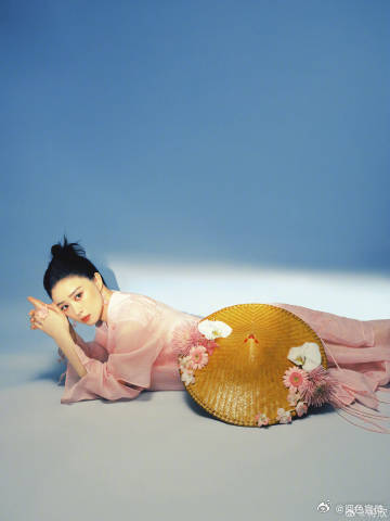 蒋欣斗笠造型蒋欣粉衣斗笠造型粉衣温婉配上古风斗笠，轻纱半掩眉眼，温婉柔情碰撞江湖