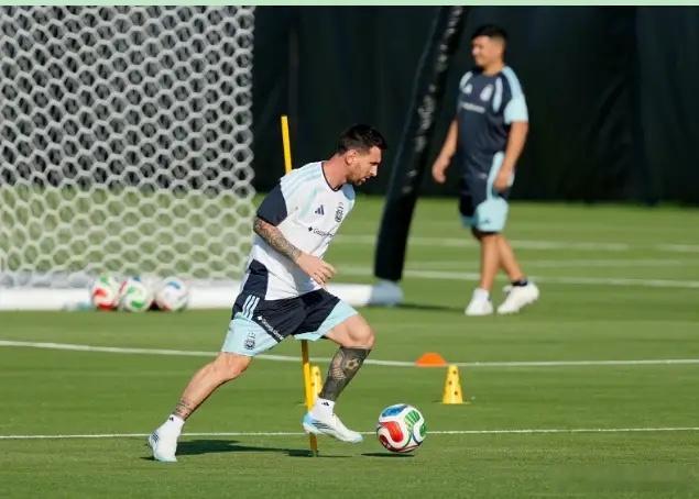 卢加诺45岁，乌拉圭老炮儿，日前对着ESPN Brasil放话："C罗会得到像梅