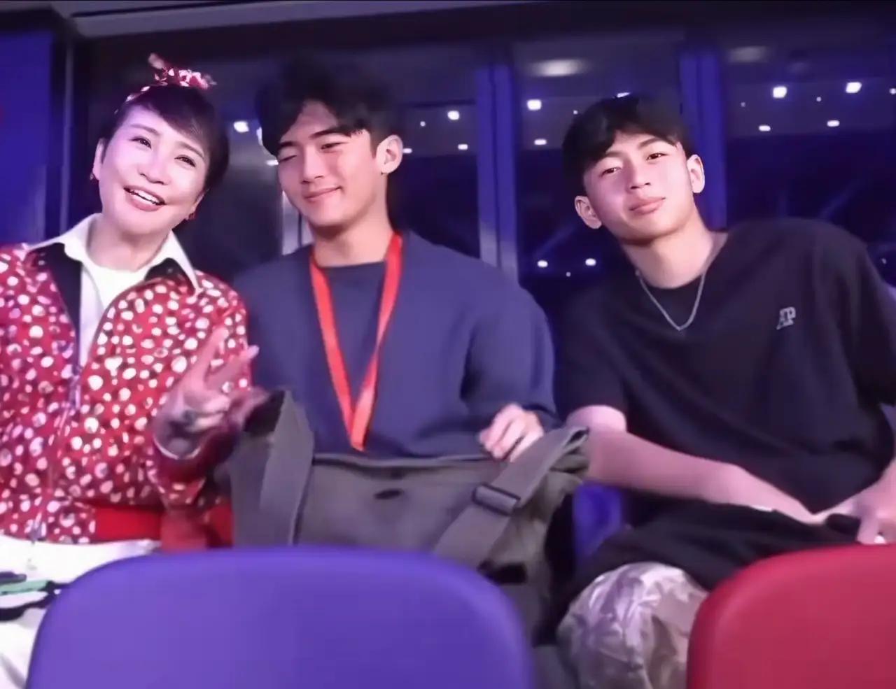 谢霆锋母亲和两个孙子合照。没想到谢霆锋的两个儿子都这么大了。我一直不明白谢霆锋为