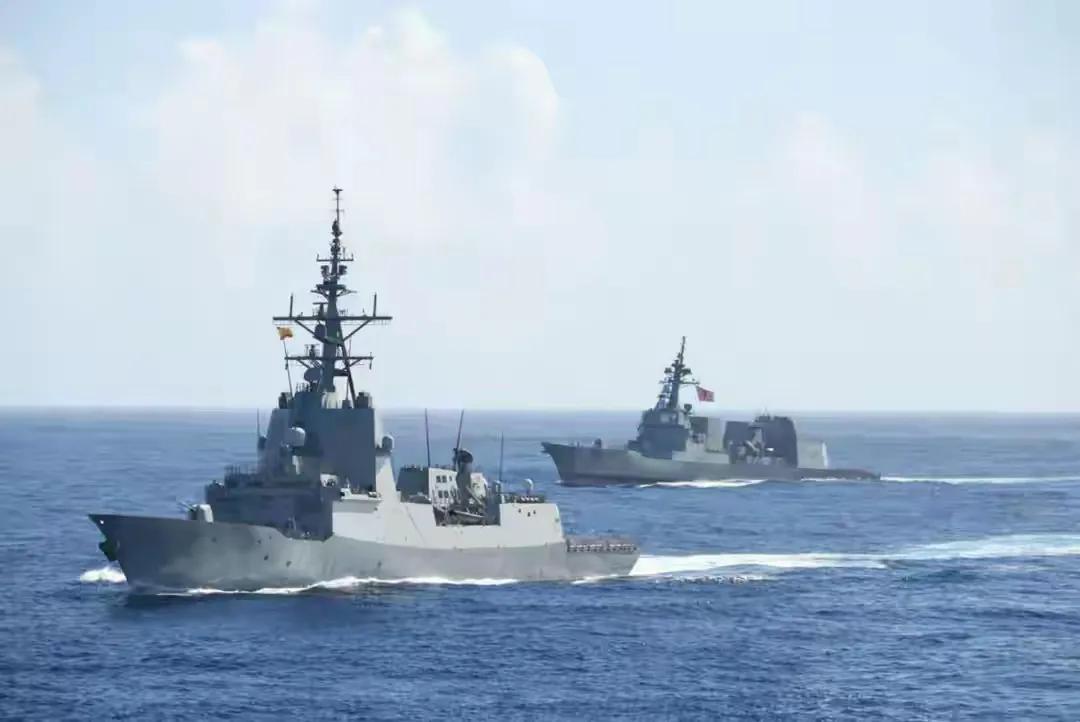 8月的西太平洋暗流涌动。美英日澳西挪六国舰艇在菲律宾海摆开阵势，联合军演还没开场