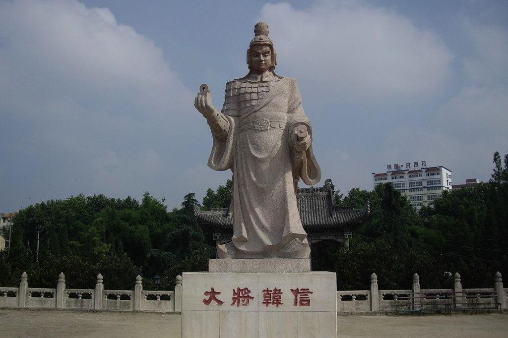 公元前 196 年，长乐宫钟室，韩信遇害。相传民间记载，韩信被布袋蒙住、竹签刺死