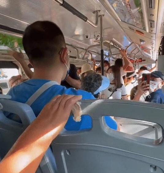 郑州一名男子在公交车上休息，突然被一位大爷叫醒，要求他让座。男子发现旁边还有空座