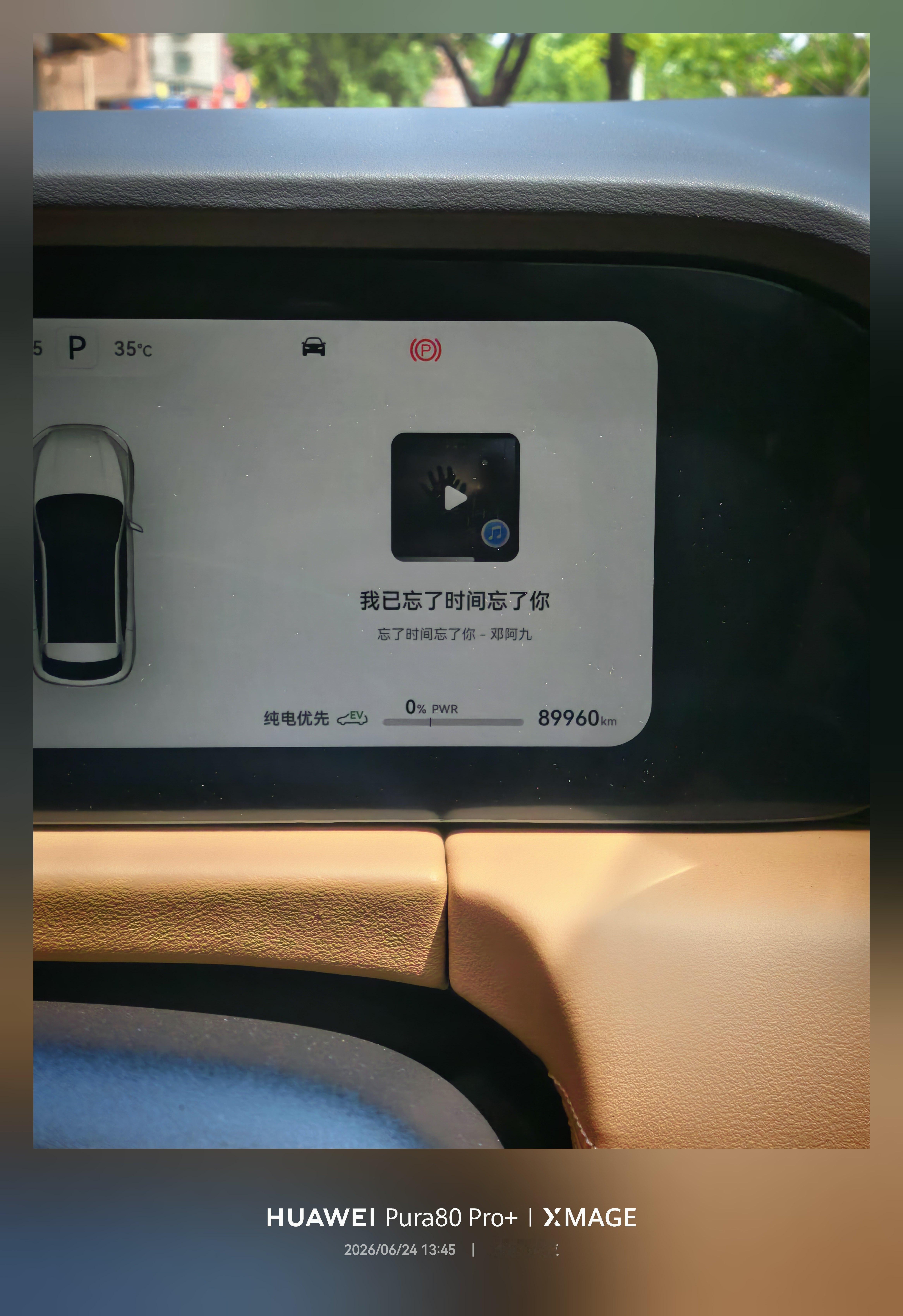 2022款问界m5 终于第一次换轮胎了，8万9千多公里，要不是最近去用户中心检查