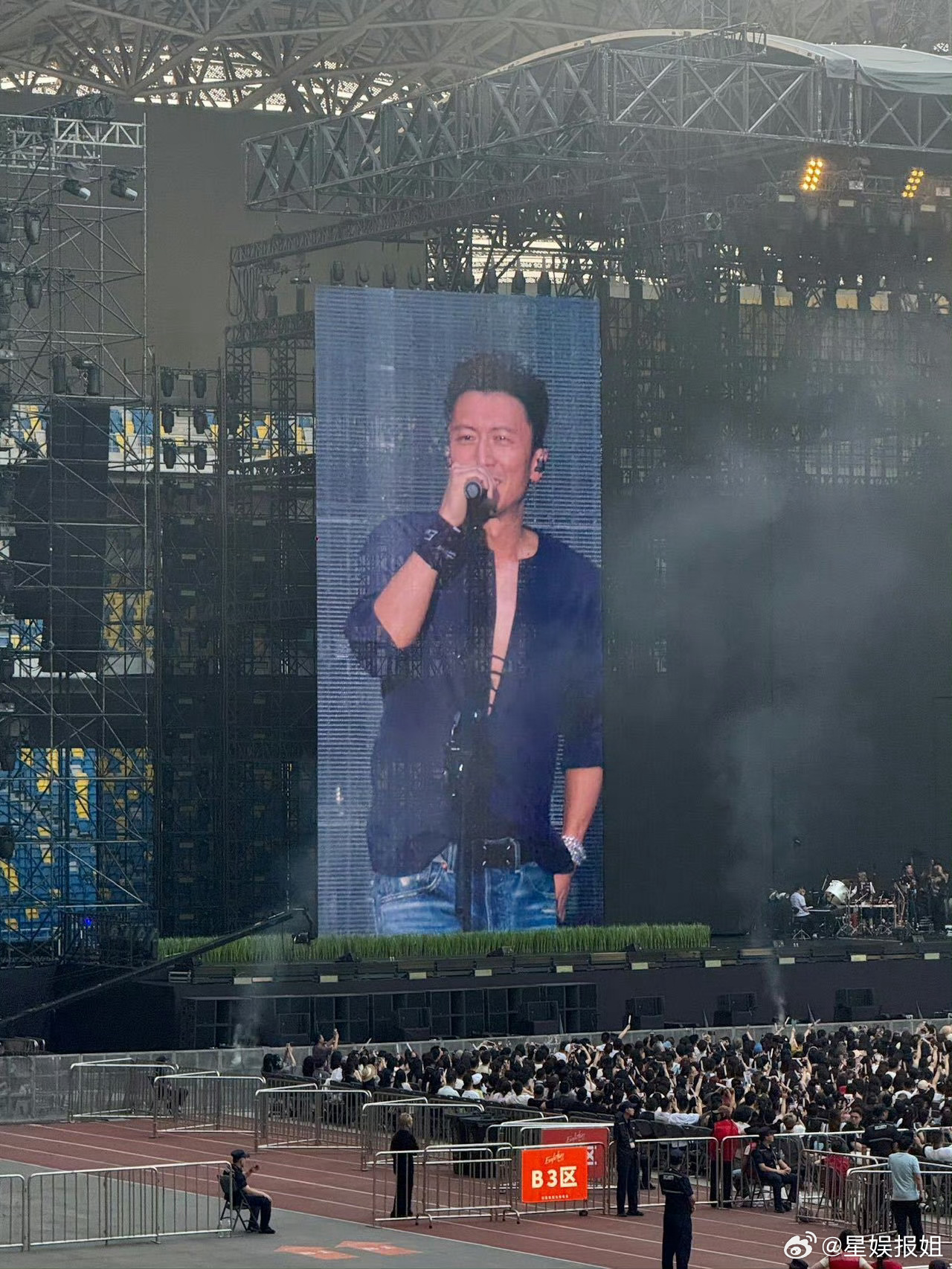 工作人员也没放过谢霆锋镜头切到《不可一世》高潮部分——突如其来的水花四溅，打破了