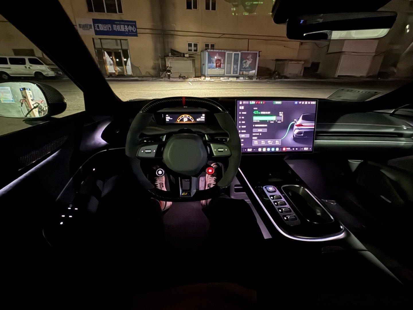 又到了深夜充电时间，久违了。凯文聊车