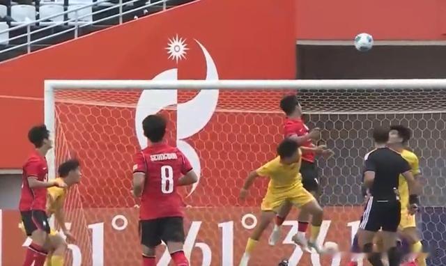 中国男足1：0韩国，23分钟，王钰栋接张玉林中场传球，胸部停球，一脚劲射，一气呵