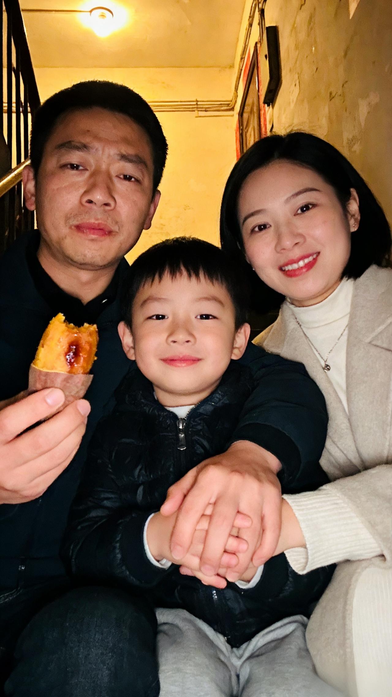 凌晨三点，老李在阳台抽完第五支烟。手机屏幕还亮着：房贷、父母医药费、孩子补习班账