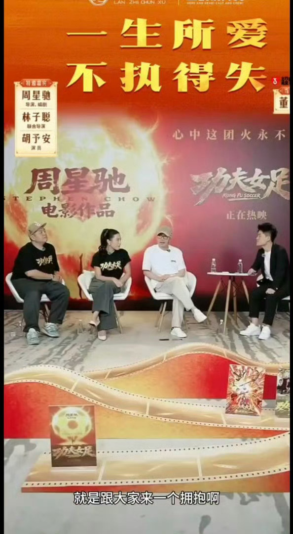周星驰车窗内偷偷和影迷挥手谁懂啊！星爷坐在车里还偷偷朝外挥手，原来他都有看到我们
