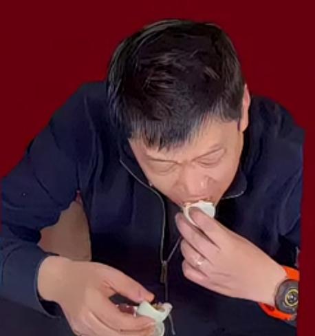 好可怕!
邱贻可在吃咸鸭蛋
流油的蛋黄看样子好吃极了，
他啥都不怕满脑子只想赚钱