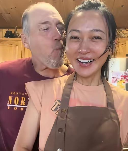 一名黑龙江女生在美国读书外出游玩时结识当地农场主，短短半年确立恋爱关系，巨大年龄