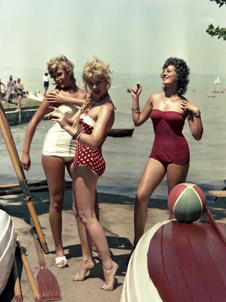 匈牙利泳装广告，1960年代 ​​​