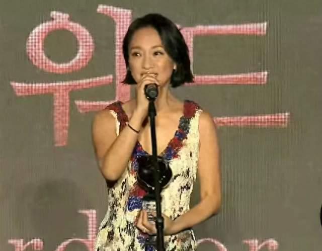 创造历史！周迅拿下首个釜山A类影后，上台发言当场落泪