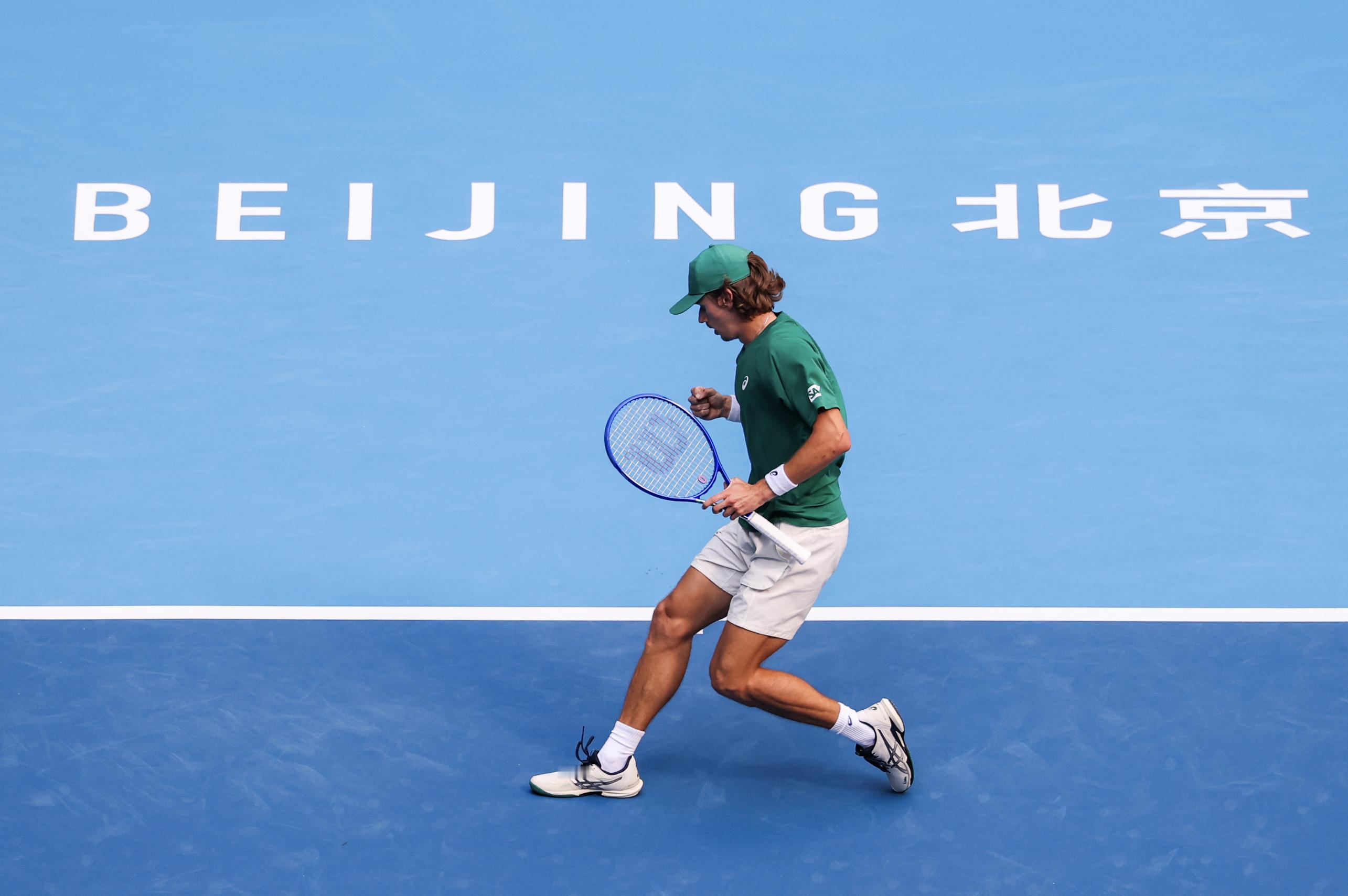 🎾 300胜里程碑！德米纳尔职业生涯再添辉煌一章在维也纳公开赛首轮取胜后，德米