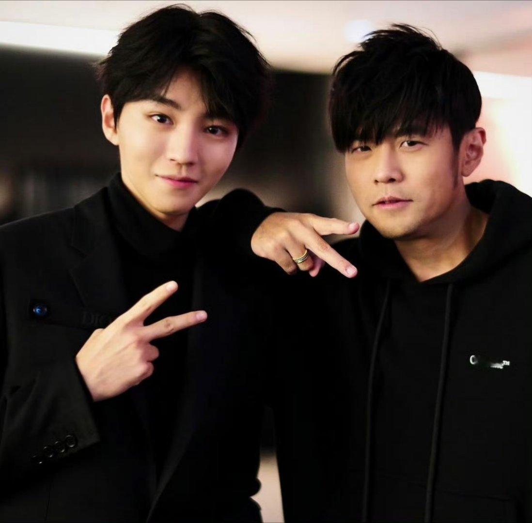 王俊凯分享与周杰伦合照王俊凯分享与周杰伦合照！ 这么多年一直都是一样的姿势王俊凯