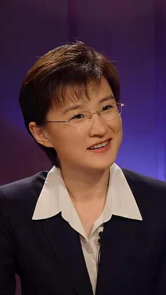 董倩，央视新闻频道资深主持人、记者，1995年毕业于北京大学历史系，同年进入央视