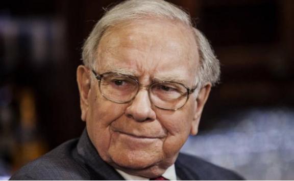 95岁巴菲特退休爆预言：“美日会更强大”！全球都在猜“咋不提中国”，没成想他关于