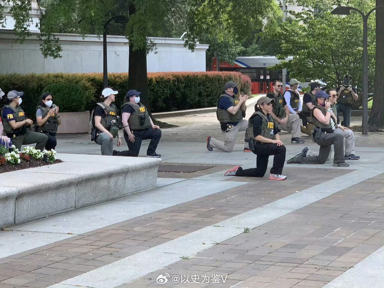 FBI开除所有黑命贵下跪特工好嘛，驴党在的时候，FBI下跪是值得赞扬的举动；现在